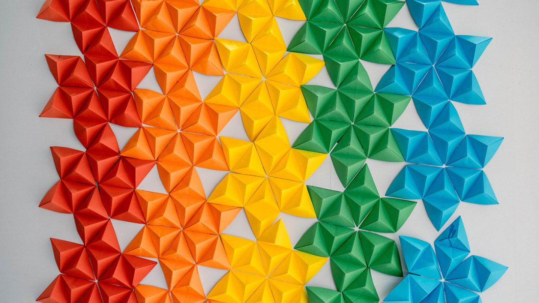 Kuvassa erivärisiä paperitähtiä.