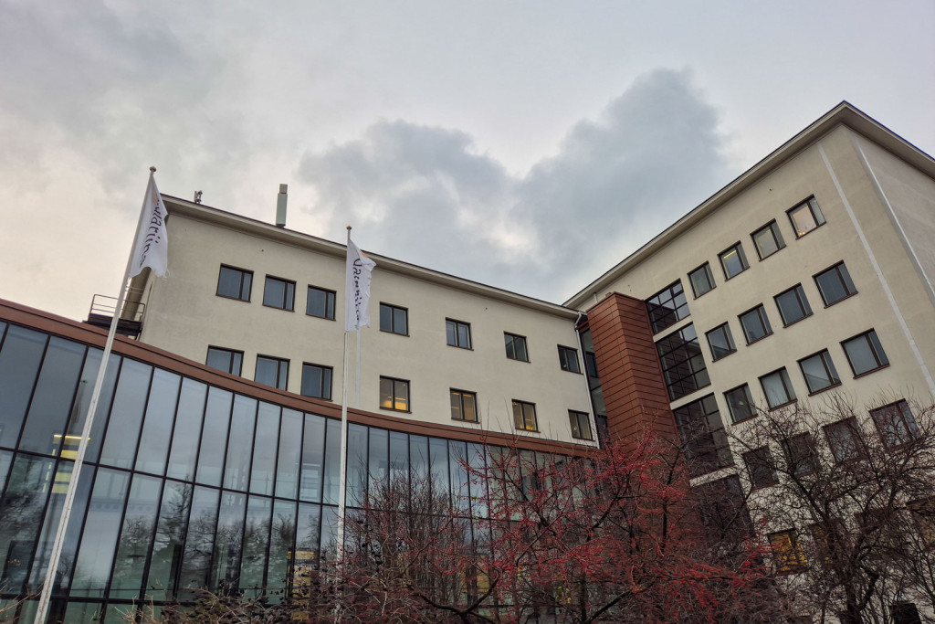 Oppilaitosrakennus ulkoapäin.