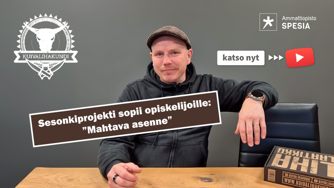 Mies istuu rennosti työpöydän takana, päällään Kuivalihakundin musta huppari. Teksti: Sesonkiprojekti sopii opiskelijoille: "Mahtava asenne".