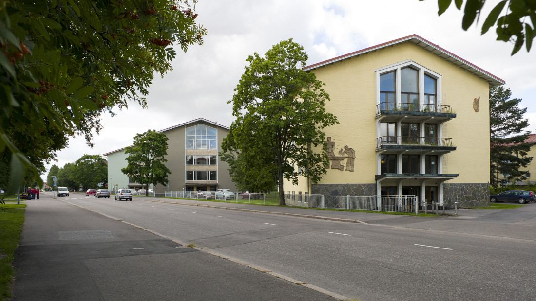 Spesian asuntoloita Järvenpäässä: kolme samanlaista, mutta eri väristä 50-luvun kerrostaloa.