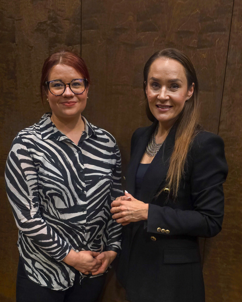 Kaksi naista vierekkäin: Spesian Tiia Leikas-Tikkanen sekä Pieksämäen kaupunginjohtaja Emilia Savolainen.