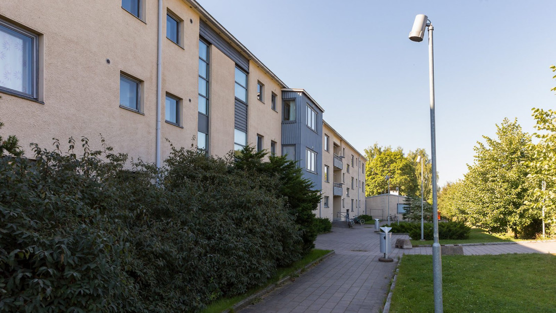 Spesia Turku, kolmikerroksinen kelta-sinertävä asuntolarakennus ulkoapäin.