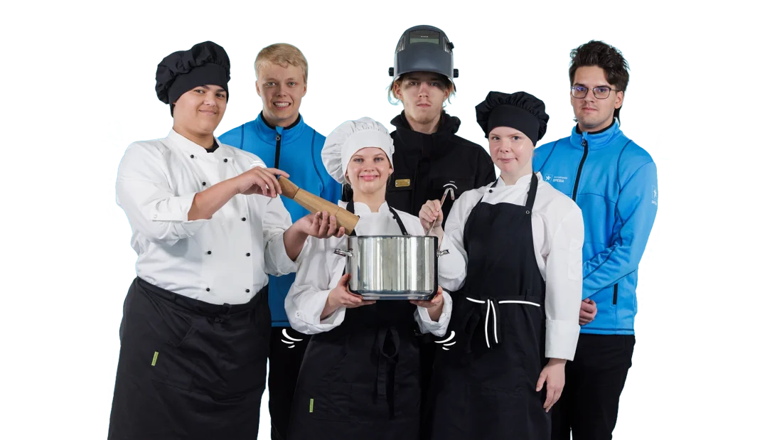 Spesian opiskelijoita työvaatteet yllään ryhmäkuvassa, jossa yksi opiskelijoista pitää kattilaa käsissään ja toinen sirottaa maustemyllyllä maustetta kattilaan.