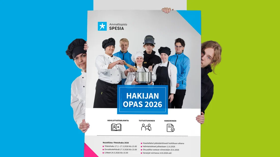 Kaksi nuorta pitelee välissään valtavan suurta Spesian hakijan opasta, jonka kannessa olevassa kuvassa he ovat itse mukana.