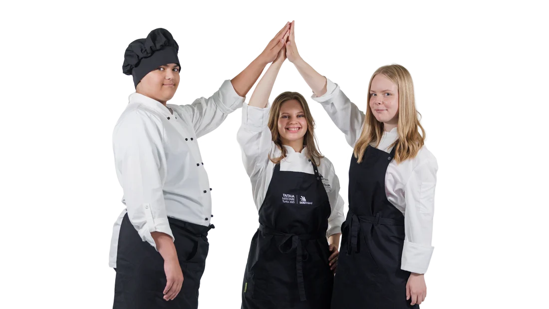 Kolme kokkiasuihin pukeutunutta nuorta on kohottanut toiset kätensä ilmaan ja yhteen.