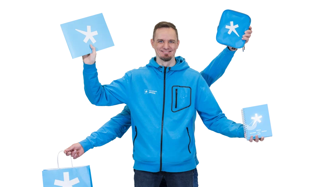 Henkilö, jonka takana useampi käsi. Kädet pitävät yllä Spesian tuotteita, kuten vihkoja ja paperikassia, joissa on Spesian logo.