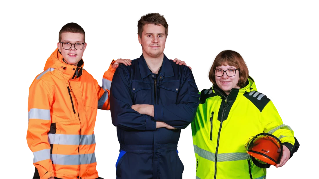 kolme opiskelijaa seisovat vierekkäin eri alojen työasuissa.