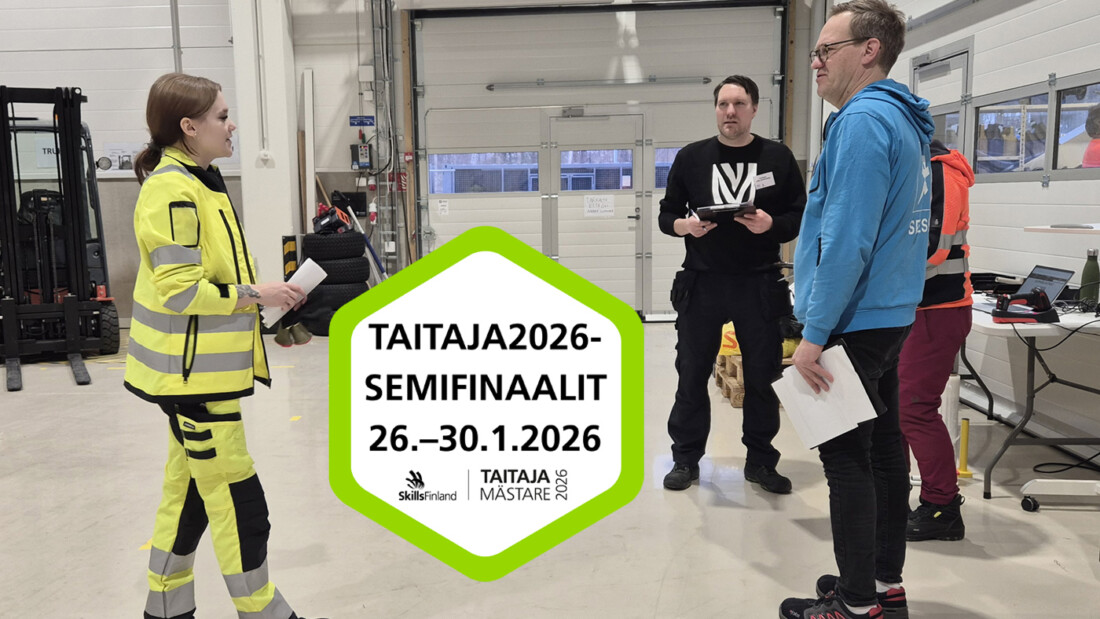 Taitaja-kilpailutilanne, jossa tuomarit keskustelevat kilpailijan kanssa + 2026 semien tunnus keskellä.