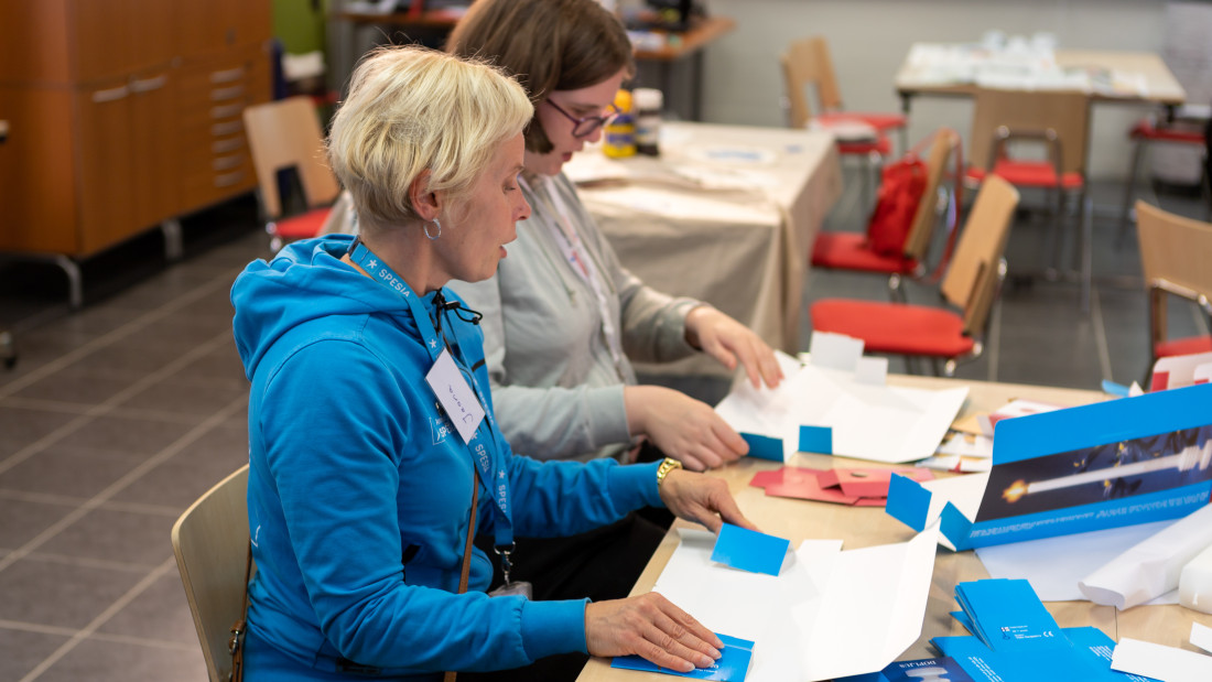 Opettaja neuvoo opiskelijaa luokassa.