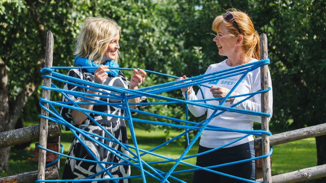 Kaksi henkilöä ihmettelee sinistä naruverkostoa.