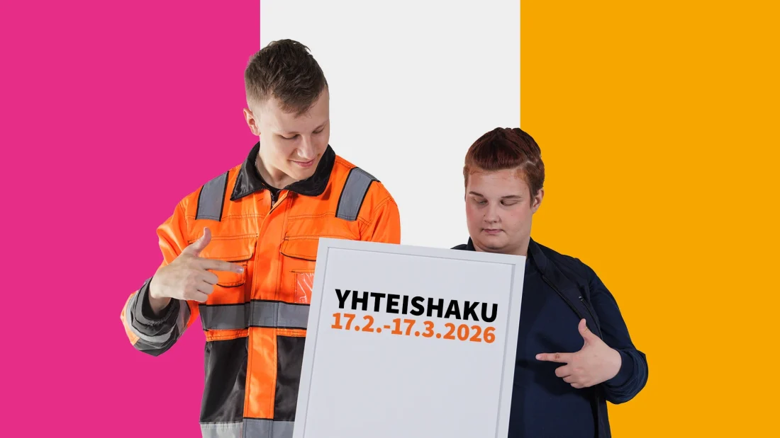 Kaksi nuorta pitelee yhdessä valkoista taulua jossa teksti: "Yhteishaku 17.2.-17.3.2026"