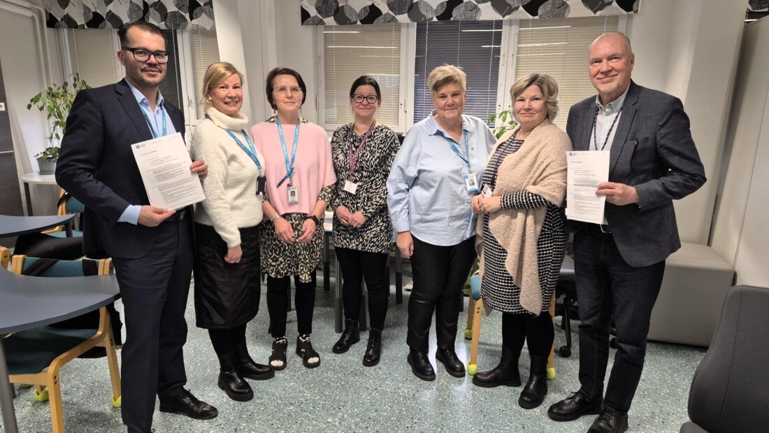 Spesian ja Samiedun johto yhteiskuvassa kumppanuussopimukset käsissään.