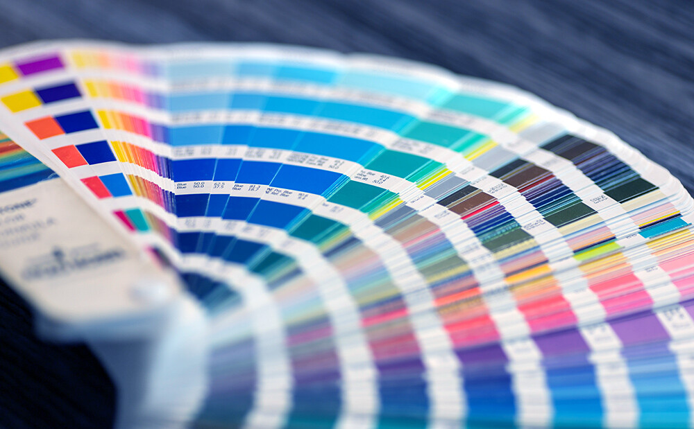 Avattu Pantone-väriviuhka, jossa näkyy satoja eri värejä.