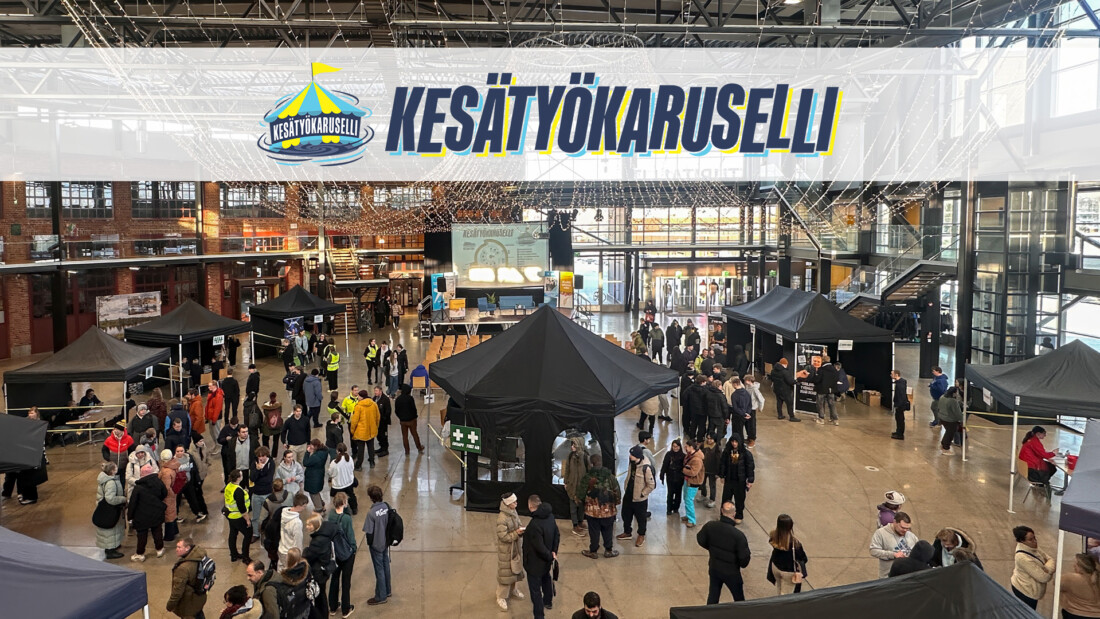 Tapahtumatelttoja ja ihmisiä Pieksämäen Veturitorilla. Kuvan päällä otsikkoteksti "Kesätyökaruselli".