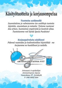 Mainosjuliste, jossa on sinisävyinen koristeellinen tausta ja otsikko 'Käsityötuotteita ja korjausompelua'. Julisteessa kerrotaan uniikkien käsityötuotteiden suunnittelusta ja valmistuksesta sekä edullisista korjauspalveluista. Tekstin alla on piirros sinisestä neulatyynystä nuppineuloineen, saksista ja lankarullasta. Alareunassa lukee 'Artesaani A -opiskelijat, Ammattiopisto Spesia, Vasarakuja 27, Jyväskylä, P. 040 6602 664'.