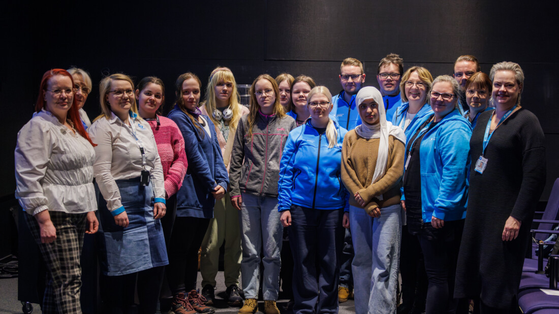 Spesian opiskelijoita, opettajia ja Kristall Pro:n työtekijöitä yhteiskuvassa.