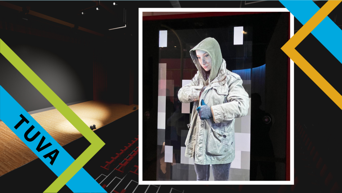 Mallinuken päällä katu-uskottava huppariasu. Taustalla toisessa kuvassa näkyy teatterinäyttämö.