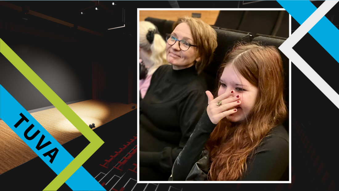 Kaksi naista istuu katsomossa ja toinen pitää kättä kasvojen edessä kuin naurattaisi. Taustalla toisessa kuvassa näkyy teatterinäyttämö.