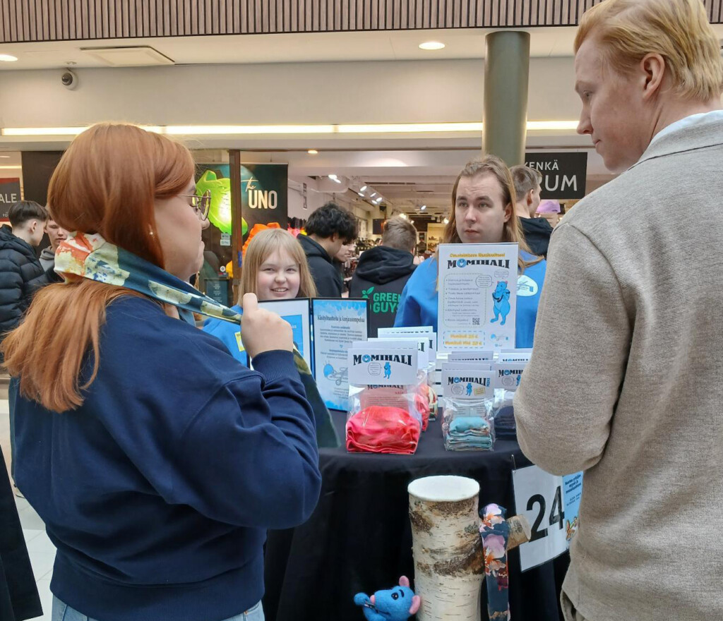 Artesaanitaitoa NYT esittelypiste, tuomari kokeilee Momihali-hierojaa.