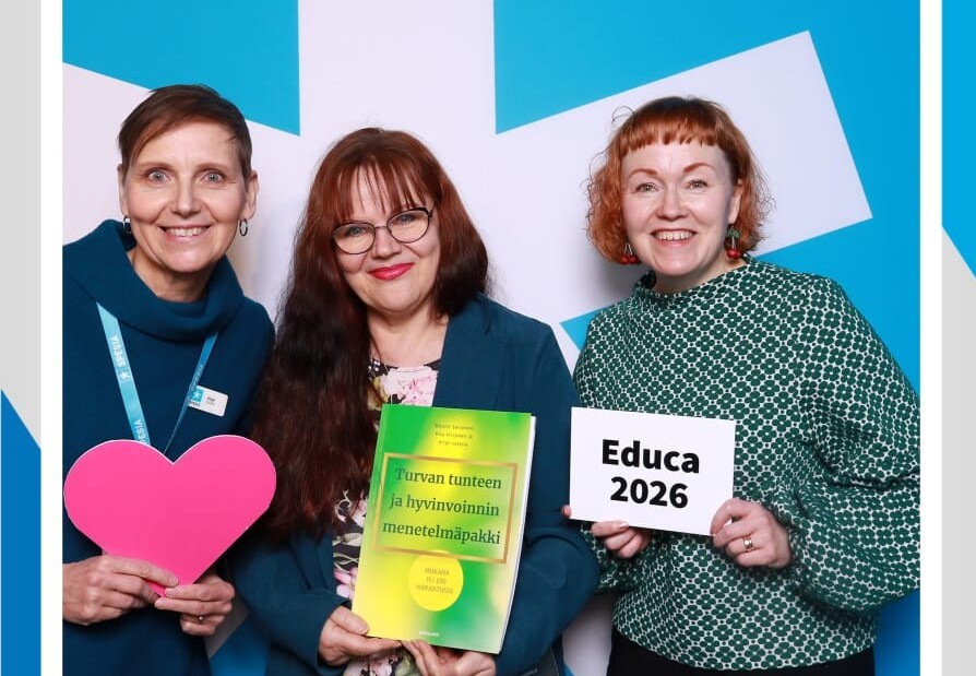 Virpi Jussila (vas.), Maarit Sorjonen ja Piia Virtanen poseerasivat uunituoreen kirjan kanssa Educa-tapahtumassa Spesian messuosastolla.