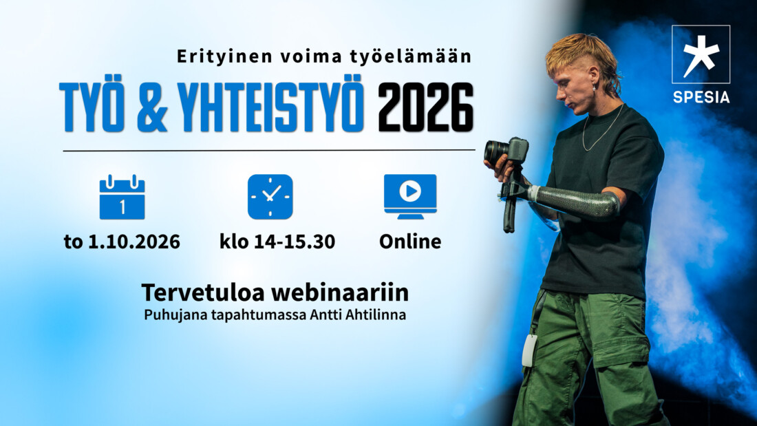 Henkilö, jolla on käsiproteesi pitelee kameraa. Taustalla valoja ja savua. Vieressä teksti "Työ & Yhteistyö 2026".