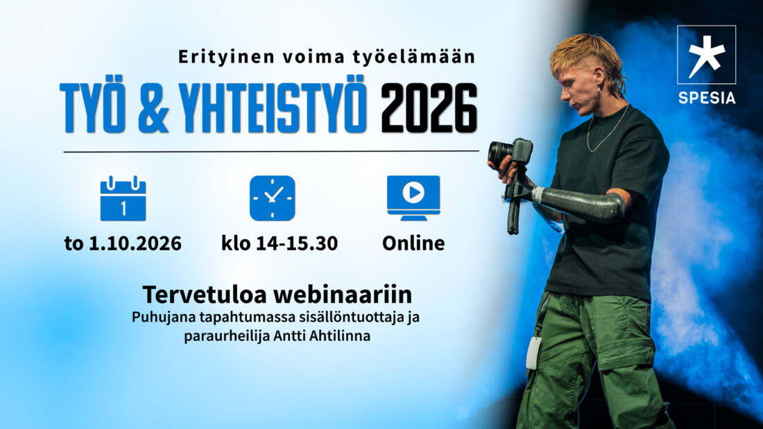 Henkilö, jolla on käsiproteesi seisoo kameran jälka kädessään. Vieressä teksti "Työ & Yhteistyö 2026".