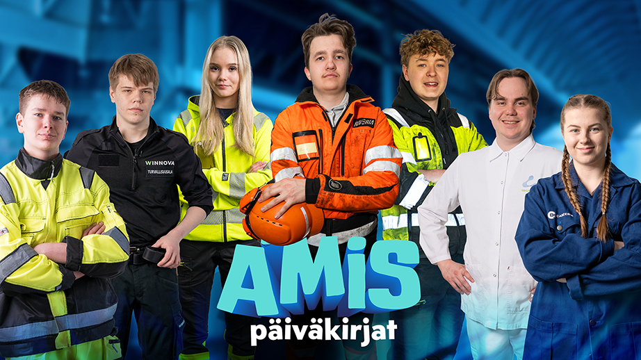 Ryhmä ammatillisessa koulutuksessa olevia opiskelijoita seisoo vierekkäin erilaisissa työvaatteissa, kuten huomiovaatteissa ja työasuissa. Keskellä yksi henkilö pitelee kypärää käsissään. Taustalla on teollisuushenkinen ympäristö. Kuvan alareunassa on teksti “Amispäiväkirjat”.