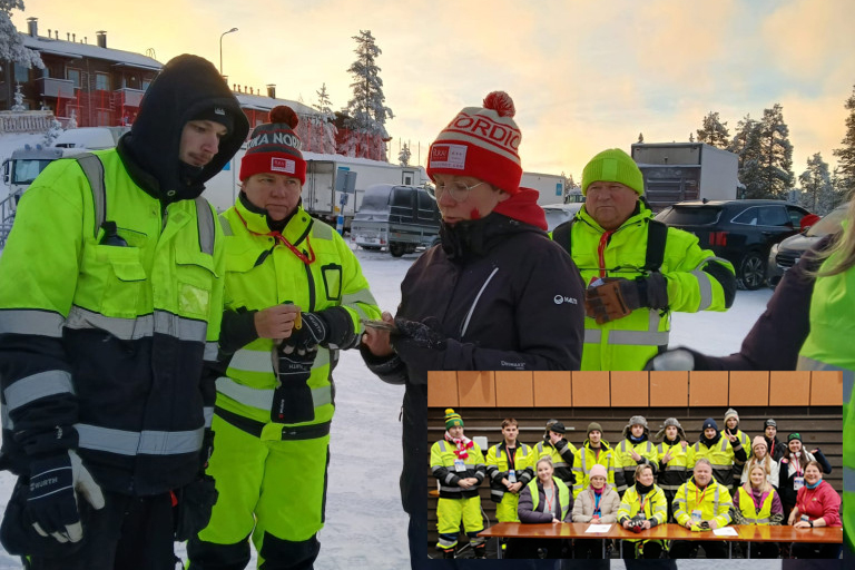 Kiinteistönhoitajia työvaatteissa talvisessa urheilutapahtumassa. Kuvan sisällä toinen ryhmäkuva, jossa paljon keltaiset työvaatteet päällä olevia ihmisiä rivissä pöydän takana.
