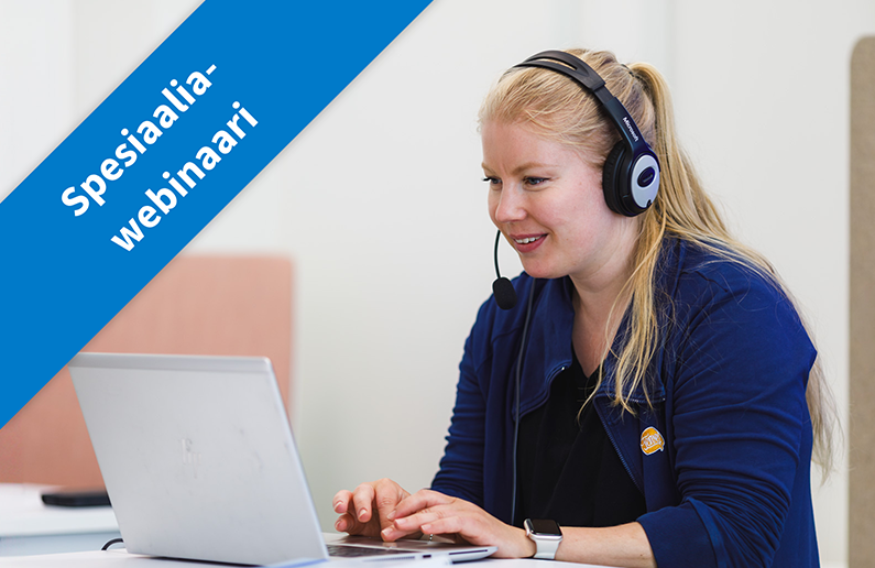 Nainen istuu tietokoneen ääressä kuulokkeet korvilla, kuvassa lukee Spesiaalia-webinaari.