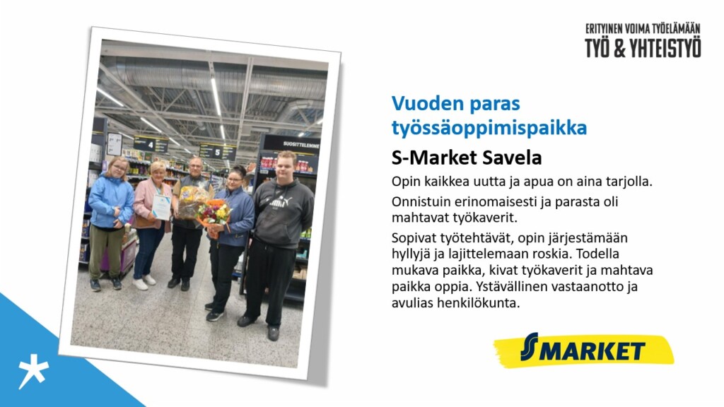 Viisi henkilöä seisoo S-Market Savelan myymälässä palkitsemistilaisuudessa. Ryhmässä pidetään esillä kunniakirjaa, kukkakimppua ja lahjakoria.