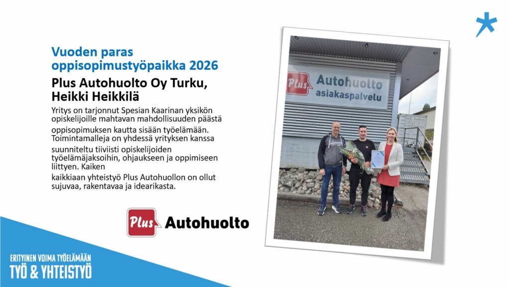 Kolme henkilöä seisoo Plus Autohuolto Oy Turun toimipisteen edessä palkitsemistilaisuudessa. Ryhmässä pidetään esillä kukkakimppua ja kunniakirjaa.