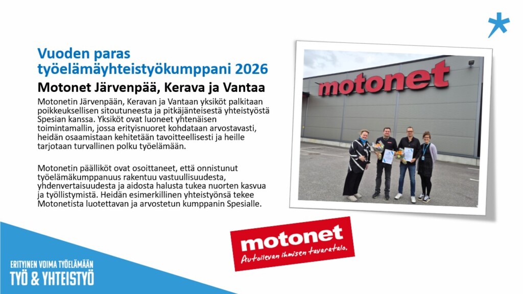 Neljä henkilöä seisoo Motonet-myymälän ulkopuolella palkitsemistilaisuudessa. Ryhmässä pidetään esillä kunniakirjoja ja kukkakimppuja.
