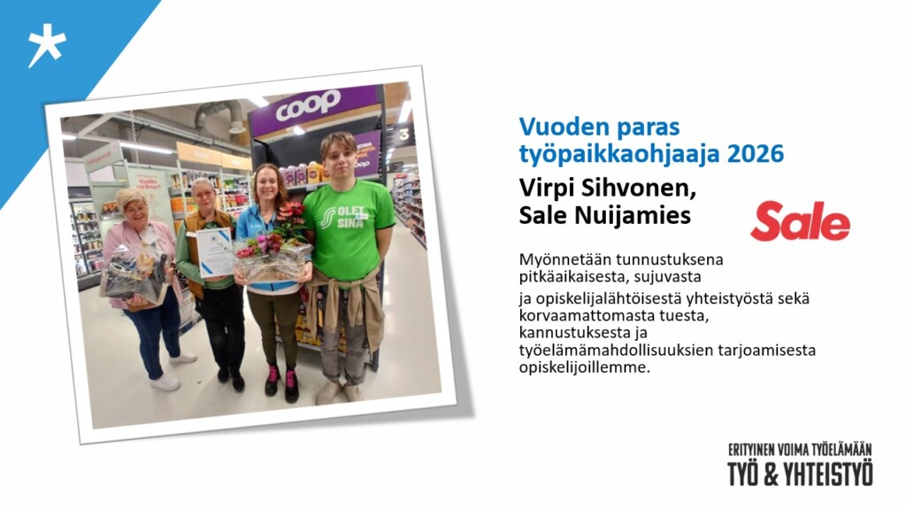 Neljän henkilön ryhmä seisoo Sale-myymälässä palkitsemistilaisuudessa. Yksi henkilö pitelee kunniakirjaa ja kaksi henkilöä kukkakimppuja sekä lahjakoreja.