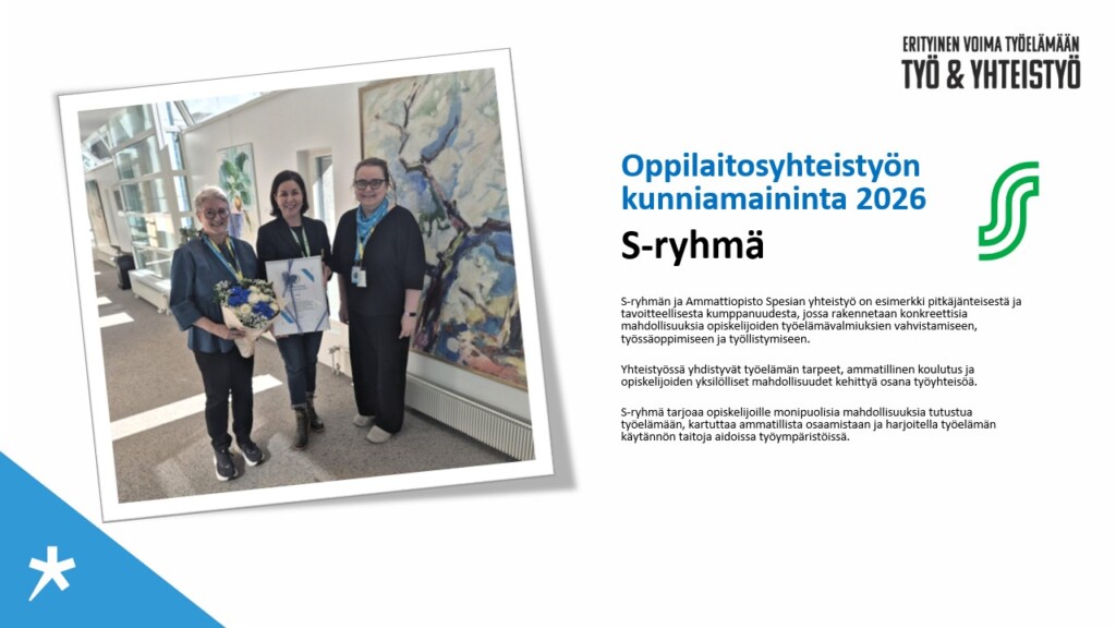 Kolme henkilöä seisoo sisätilassa palkitsemistilaisuudessa. Ryhmässä on esillä kukkakimppu ja kunniakirja.